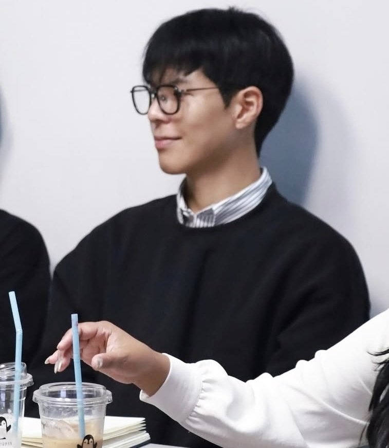 ชอบหนุ่มแว่น รักหนุ่มแว่น แพ้หนุ่มแว่น ขอบคุณคัลแลนที่ใส่แว่นสายตาทรงติ๋มในประเทศดิฉัน ขอบคุณที่ทำให้รู้จักคำว่ารักแรกพบ เห้อ หล่อสะอาดปราศจากพิษภัย หล่อใจดี หล่อยิ้มหวาน หล่อเสียงนุ่มพูดเพราะ เขินจะบ้า ทรงนี้จบ balac ชูล่าชัวร์