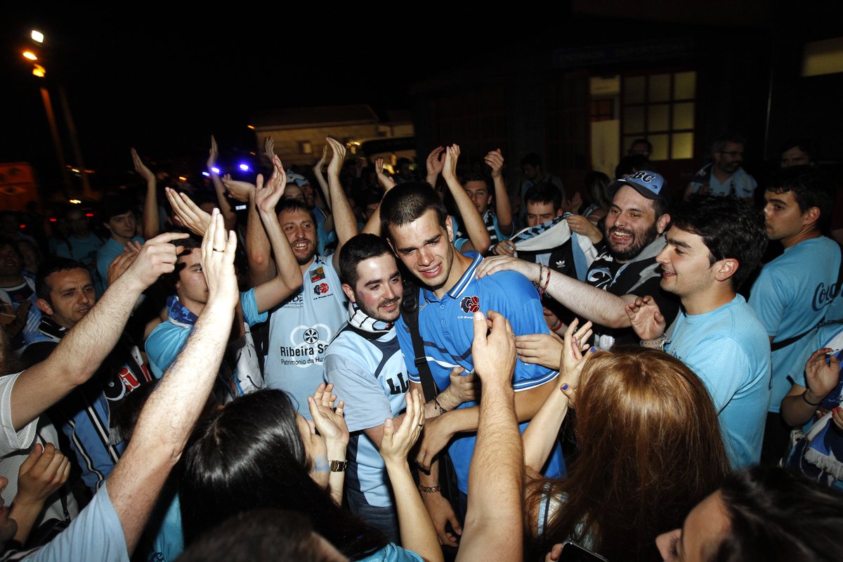 La paradoja encerrada en una imagen. Los aficionados sonríen y Llorca llora por la derrota. Era una punto de inflexión. En 2015 no lo sabíamos, ahora sí, pero el futuro ya estaba en esas caras.
elprogreso.es/articulo/depor…