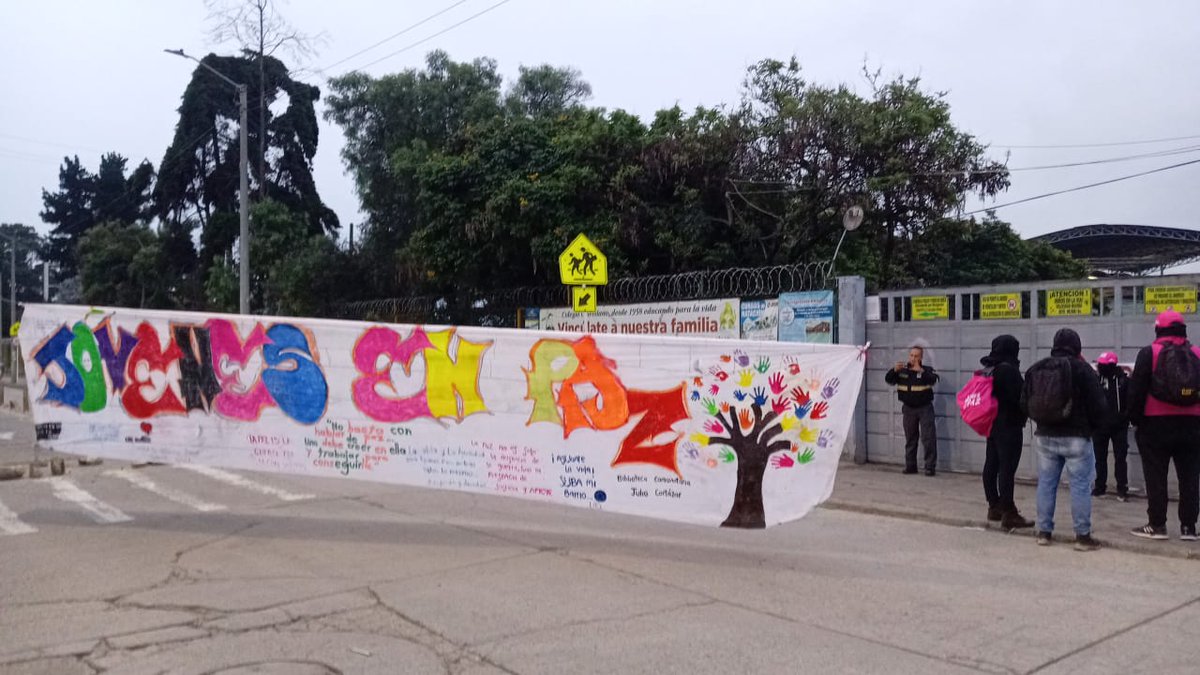 karenenena's tweet photo. Los profesionales de #jóvenesenpaz madrugan a exigir sus derechos laborales en Bosa ante @Uniclaretiana y colegio Claretiano como partes de la unión temporal que adeuda el salario del mes de abril. @MinIgualdad_Col @Anthon_Manyoma @zabalavpablo @RTVCnoticias @Citytv https://t.co/hKerip0waG