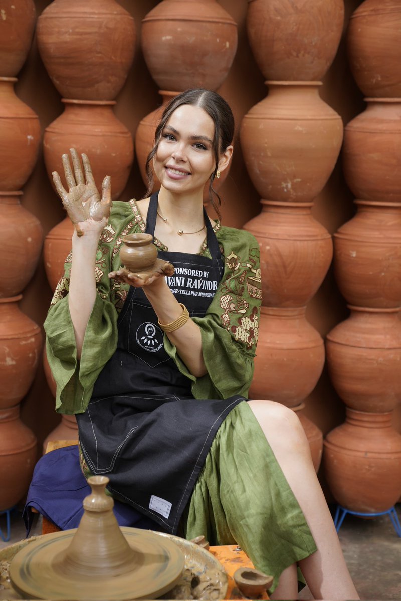 media5zone's tweet image. 72nd Miss World 👑 contestants engage in a hands-on Pottery experience at Shilparamam, immersing themselves in the rich cultural heritage of traditional Indian craftsmanship.

#MissWorld2025 #Shilparamam #MissWorld #MissWorldInTelangana