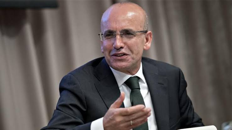 Maliye Bakanı Mehmet Şimşek:

"Yeşil dönüşümü hızlandırıyoruz, Türkiye giderek daha fazla yenilenebilir enerjiden ihtiyacını karşılıyor. Petrol üretimini de hızlandırıyoruz. Önümüzdeki birkaç yıl içinde belki de cari fazlayı konuşuyor olacağız."