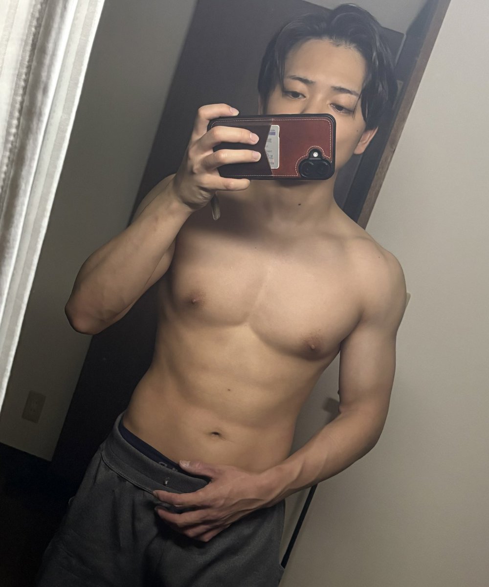 今日の家トレは胸！加重ディップスの回数を更新できました！

ここ数日は、今後の自分について考え事をしていて筋トレできていませんでした。
考えも少しまとまり、充実した筋トレができて最高です！

これから筋トレの方、もう終わった方、おつかれ様です！

皆さんは何か悩み事はありますか？