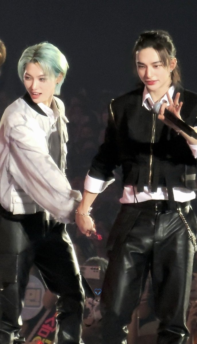 애인손목끌고 앞장서는 클리셰는 도대체 언제질림
키차이때매 황만 프레임에서 잘리는거 언제그만좋음