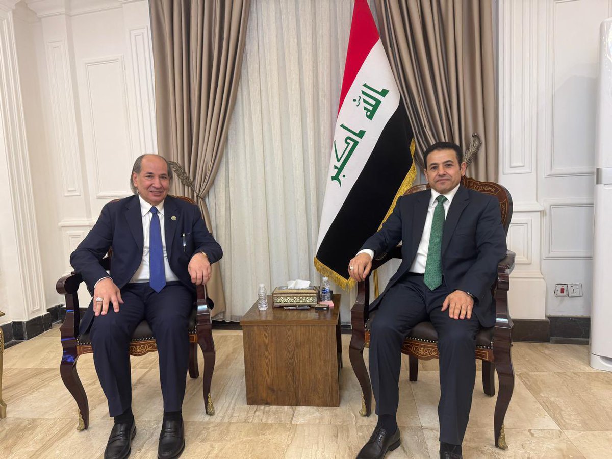 واجهته كشاعرٍ جالسٍ على أنقاض حلمٍ عربي، ليس حلمَ البيتِ المُحبط، بل حلمَ السياسة. فَتَّشَ في الملامحِ عن صوتٍ خانته الخريطةُ وهو يحترقُ على أطرافها. تكلم قاسمُ الأعرجي مستشار الأمن القومي العراقي بصوتِ رجلٍ خرجَ من النارِ وعادَ حاملاً فكرةَ الدولةِ كوردةٍ في مدينةٍ خراب. انكشفَت