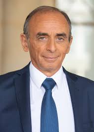 Eric Zemmour a eu cette réflexion en France pour laquelle il a reçu beaucoup de critiques,mais qui sur le fond est vraie. Si tu es immigrant de 1ere génération au Québec et que tu as un nom de famille nettement d'ailleurs,donne donc à tes enfants nés ici un prénom