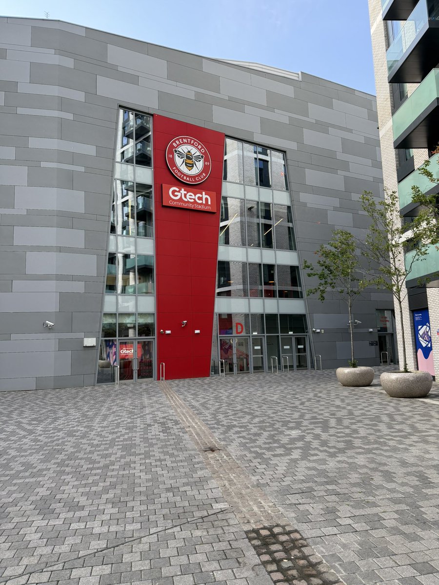 A day at Brentford FC with the German FA Pro Licence group 🇩🇪⚽️
Valuable knowledge shared, strong connections made, and a standout workshop on intercultural understanding in football.

Thanks to all involved! 
#UEFAProLicence #CoachDevelopment #BrentfordFC #GermanFA