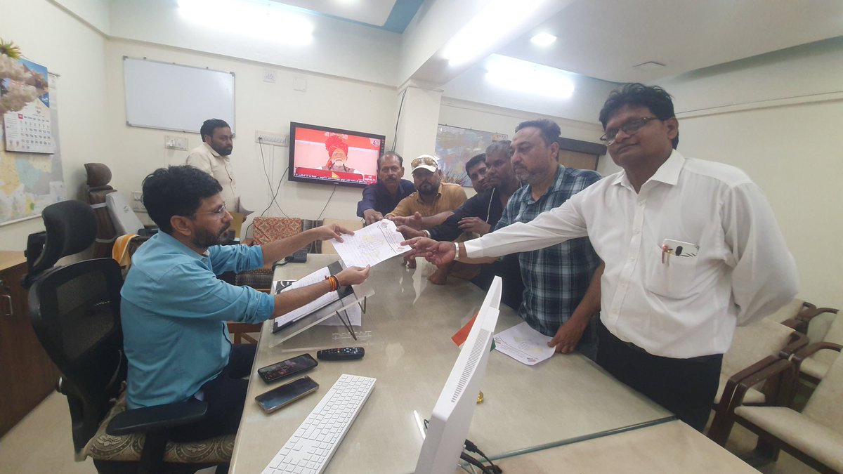 INCDahod's tweet photo. PM મોદીજીની મુલાકાતને પગલે દાહોદ જિલ્લા કોંગ્રેસ સમિતિએ કલેક્ટરશ્રીને રજૂઆત કરી — પ્રતિનિધિમંડળને PM સાથે મળવા સમય આપવાનો. જનહિતના મુદ્દાઓને રાષ્ટ્રીય સ્તરે પહોંચાડવાનો પ્રયાસ! 🇮🇳
@CollectorDahod
@INCGujarat @PMOIndia @narendramodi
#Congress #ModiVisit #CongressDelegation https://t.co/xIX4Pn6Eov