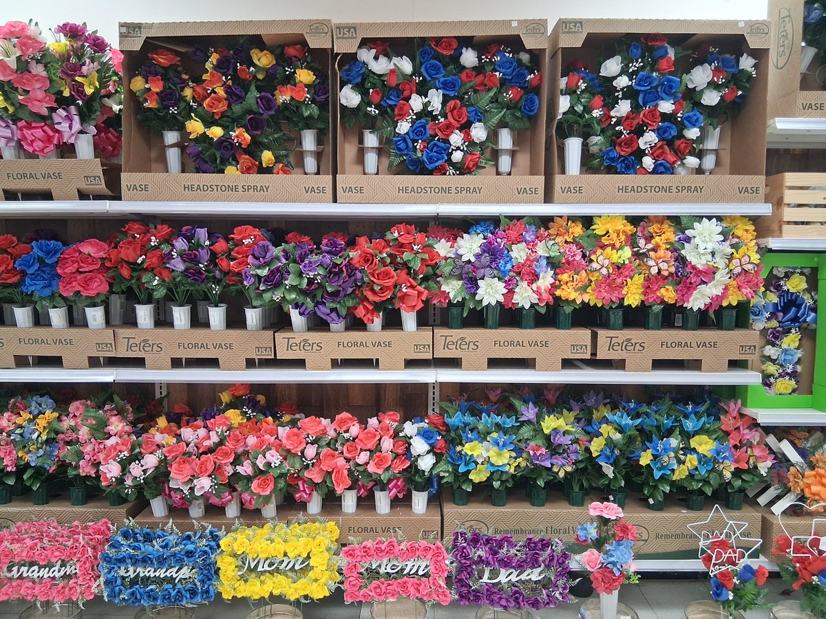 Honor loved ones this Memorial Day with the perfect flowers. Share your memories and pay tribute. 🌺 #RememberAndHonor #MemorialDay