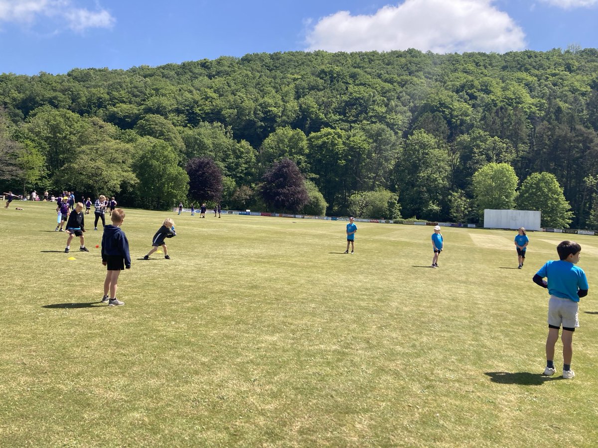 Urdd Ceredigion (@urddceredigion) on Twitter photo Da iawn I bawb sydd wedi cystadlu hyd yma! 🏏
Trwodd i’r Grwp terfynol mae ysgolion:
<a href="/YsgolBroPedr/">Ysgol Bro Pedr</a>
<a href="/YsgolBroTeifi/">Ysgol Bro Teifi</a>
<a href="/brosioncwilt/">Ysgol Bro Siôn Cwilt</a>
Pob lwc I chi gyd! 💪 Da iawn I bawb sydd wedi cystadlu hyd yma! 🏏
Trwodd i’r Grwp terfynol mae ysgolion:
<a href="/YsgolBroPedr/">Ysgol Bro Pedr</a>
<a href="/YsgolBroTeifi/">Ysgol Bro Teifi</a>
<a href="/brosioncwilt/">Ysgol Bro Siôn Cwilt</a>
Pob lwc I chi gyd! 💪