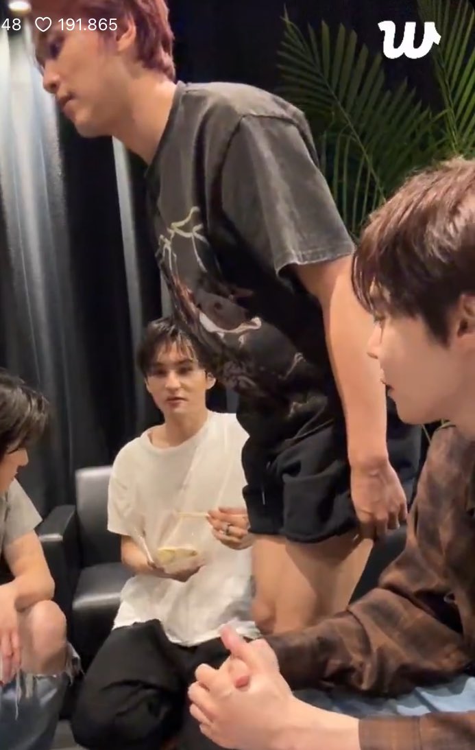 HAECHAN ON DOYOUNG WEVERSE LIVE 😭