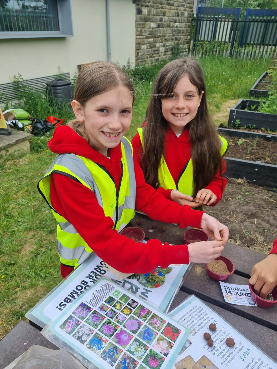 Network Rail Lancashire & Cumbria (@networkraillc) on Twitter photo π§‘Hereβs a brilliant moment #CommunityRailWeek
π80 local pupils at Accrington Eco
Station got stuck in with seed bombs, art, and career chats with <a href="/northernassist/">NORTHERN π</a>
β¨It's days like these that show how fun, creative, and connected rail can be
#CRWeek #CommunityRail #networkrail π§‘Hereβs a brilliant moment #CommunityRailWeek
π80 local pupils at Accrington Eco
Station got stuck in with seed bombs, art, and career chats with <a href="/northernassist/">NORTHERN π</a>
β¨It's days like these that show how fun, creative, and connected rail can be
#CRWeek #CommunityRail #networkrail