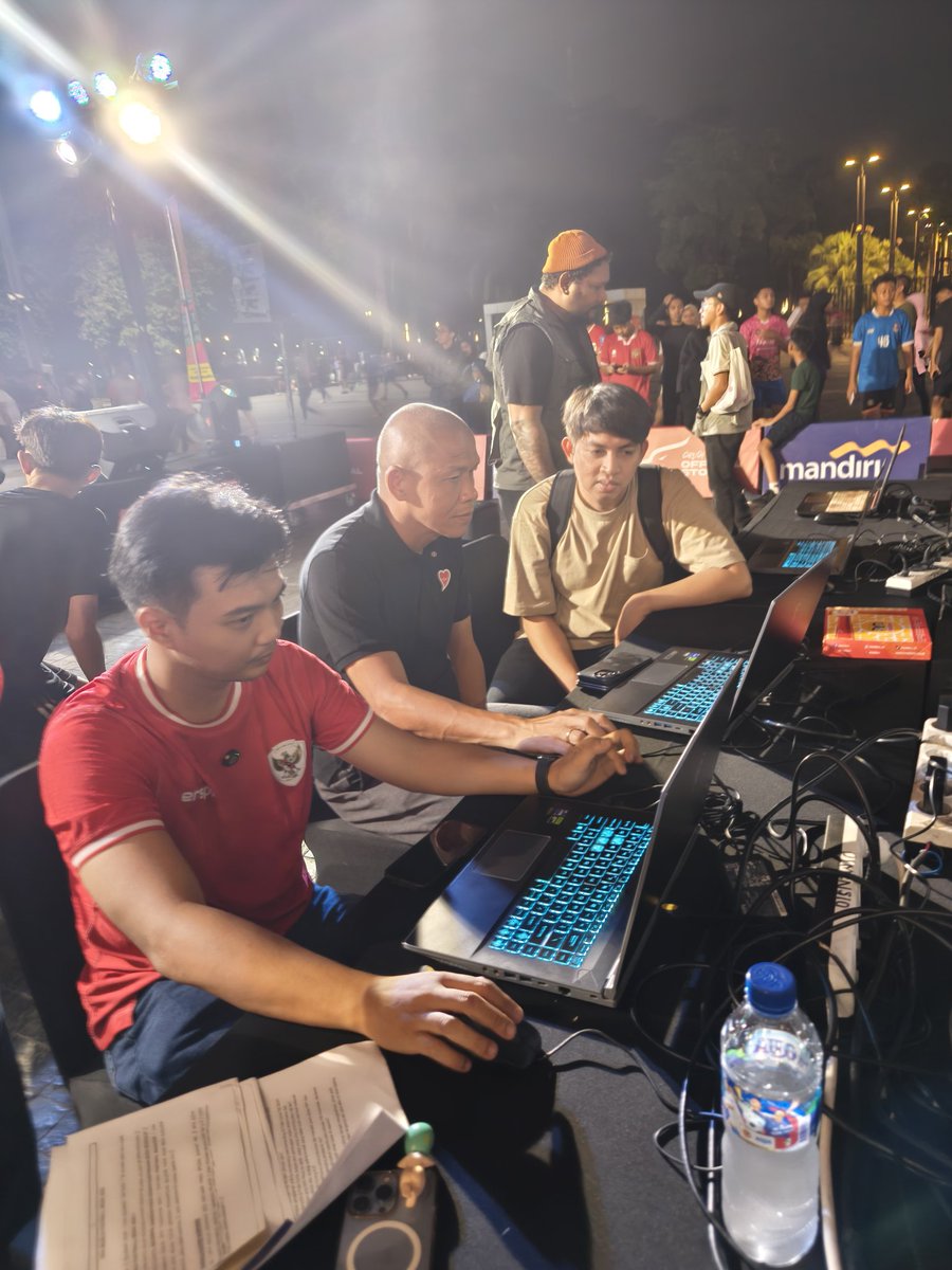 mildandaru's tweet photo. Gawat coach Nova Arianto ketagihan main FM padahal baru nyobain 😂😂😂 https://t.co/w9Mxzars7Z