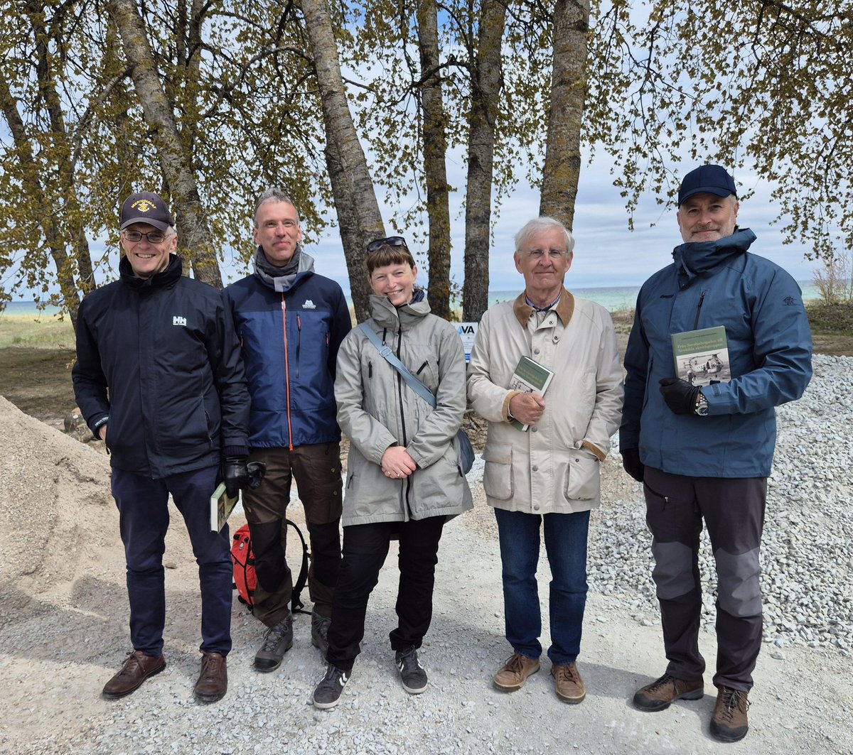 Undertecknad med Kalla krigets veteraner <a href="/jptrautner/">Dr. Jeppe Trautner</a> <a href="/neretnieks/">Karlis Neretnieks</a> <a href="/HelgessonMats/">Mats Helgesson</a> och kursledare Maria Gussarsson efter ytterligare en genomförd Fältövning #Gotland med <a href="/Forsvarshogsk/">Försvarshögskolan</a> högre kurs. Återuppbyggnaden av försvaret av "öjn" börjar synas konkret.