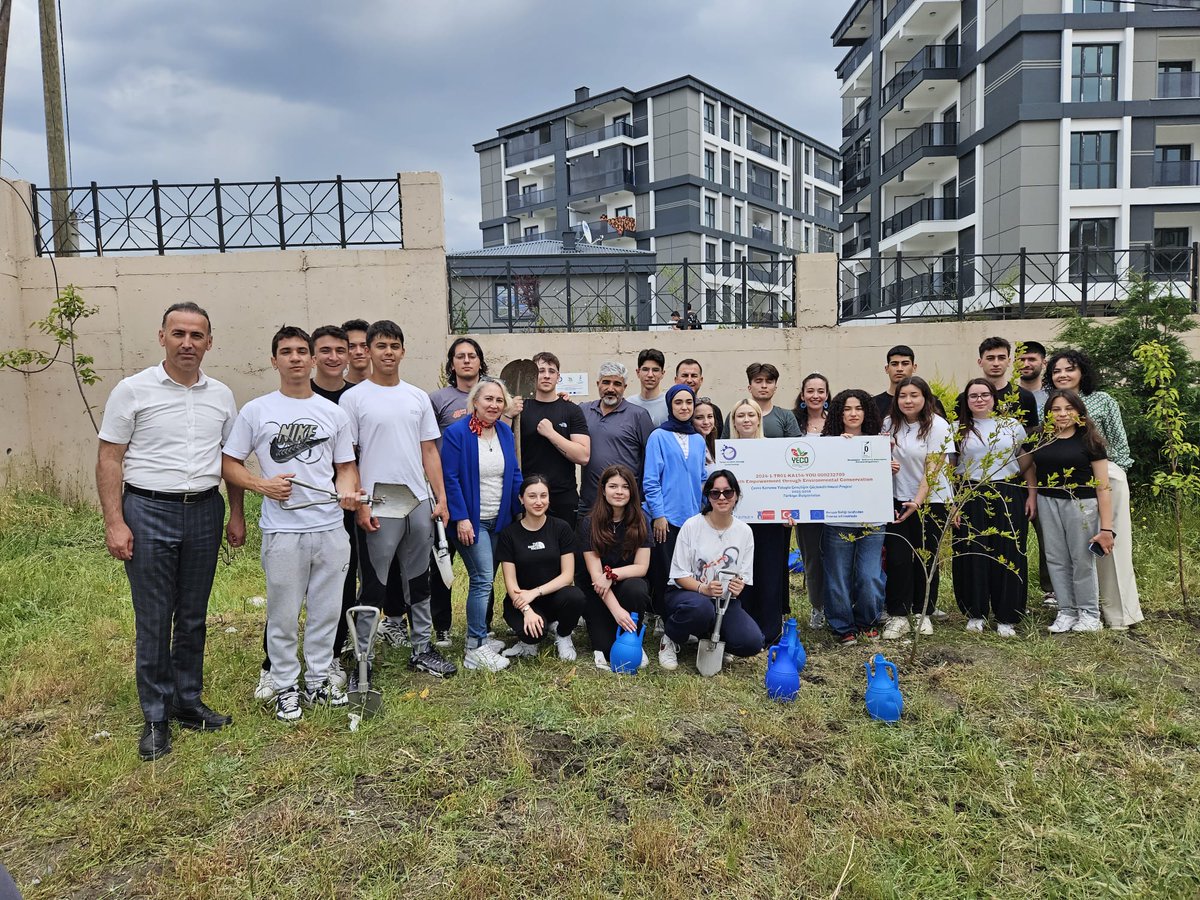TIZDER_TR's tweet photo. YECO Projemiz kapsamında 22 Mayıs Perşembe günü Arif Nihat Asya Anadolu Lisesinde ağaç dikimi gerçekleştirdik. https://t.co/ryz1dbanJn