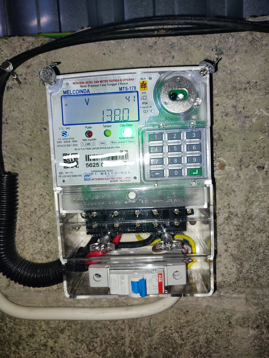 tifendsix's tweet photo. @pln_123 pemasangan baru voltase drop 134Volt. Tarif bisnis 5500VA untuk kebutuhan bengkel tapi tidak bisa digunakan. Sudah lapor pln mobil 4 kali tidak ada solusi. Ke kantor pln Rogojampi Banyuwangi tetap tidak ada solusi. Sampai bingung mau laporan kemana ini. https://t.co/ShlSHNzWAv