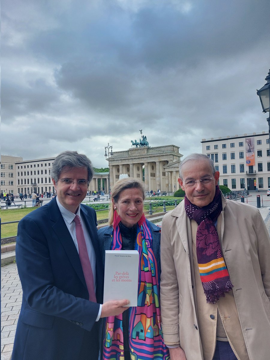 Très heureux de recevoir mon collègue et ami Pascal Teixeira da Silva avec son épouse Pascale pour la sortie de ses Mémoires, "Par-delà les grèves et les monts", sur son except. parcours personnel et diplomatique. Son livre compte huit chapitres sur l’🇩🇪, où il a été en poste.