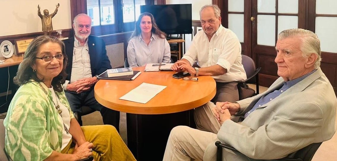 Los decretos delegados 345 y 346/25, con firma de <a href="/JMilei/">Javier Milei</a>, <a href="/GAFrancosOk/">Guillermo Francos</a> y <a href="/SPettovelloOK/">Sandra Pettovello</a>, ordenan el funcionamiento de una serie de organismos dedicados a exaltar figuras históricas. Se trata del Instituto Nacional Sanmartiniano, el Instituto Nacional Yrigoyeneano, el Instituto