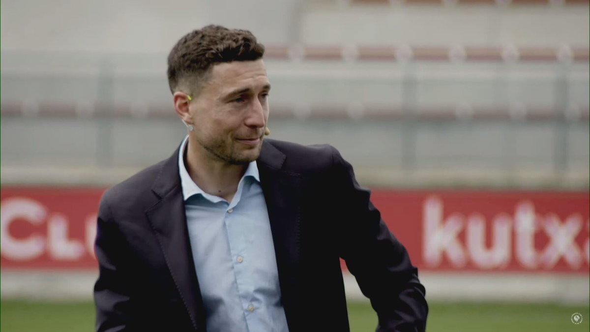 eldesmarque's tweet photo. "No quiero que mis hijos aprendan que un club de fútbol es sólo ganar, o un escudo o una camiseta, sino que aprendan cómo se vive en el Athletic, un modo de estar en el mundo: a ser honesto, justo y fiel aunque nadie te vea hacerlo".

❤️ Óscar de Marcos emociona a los athleticzales en su despedida.

🔗 https://t.co/HGFM8Hj9OS 🔗