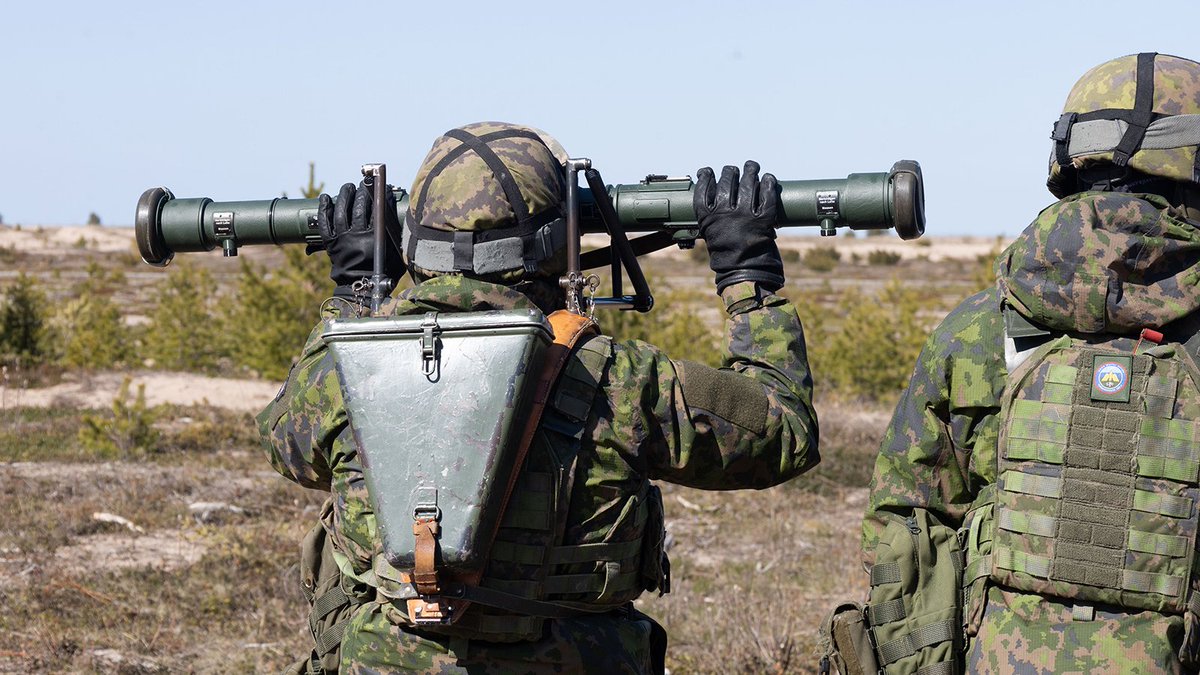 #Jääkäriprikaati'n komentaja eversti Marko Kivelä tarkasti #rovitpsto'n joukot ja koulutuksen Lohtajalla tänään päättyvässä ADEX #MalletStrike125 #ilmapuolustus'harjoituksessa.

#maavoimat #PohjoinenPitää