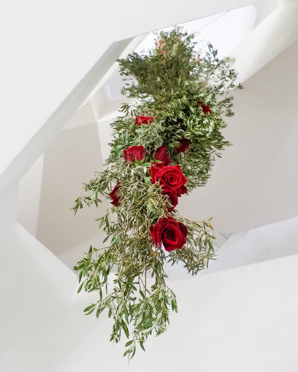 🌹 Ha arribat el dia: feliç Santa Rita!  

❤️ Així de boniques llueixen avui la tribuna i l'escala decorades per Florestudio Barcelona.

Gràcies a totes les persones que ens heu visitat i heu col·laborat amb la vostra rosa o espelma solidària!

#CVSantaRita #casavicens #santarita