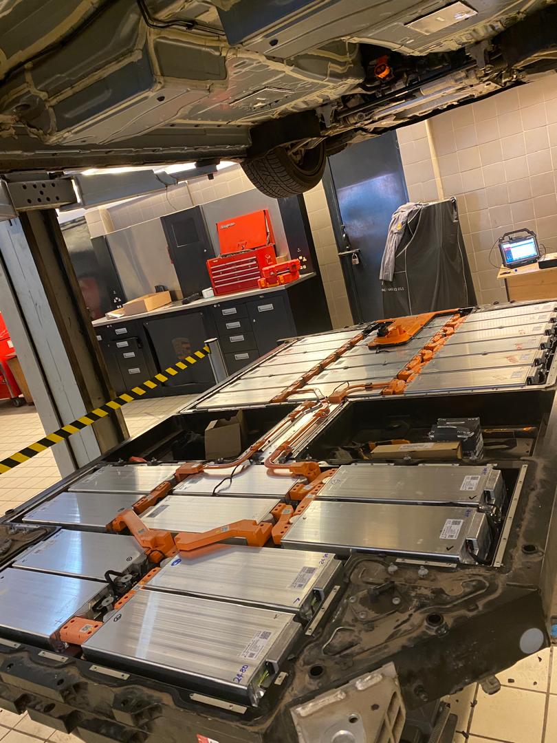 AkabahCarl's tweet photo. This is an 800-volt, 93kWh battery pack from a Porsche Taycan 4S. How can an engineer with no specialized knowledge possibly work on such a high-voltage system safely? https://t.co/b8roZoGJX7