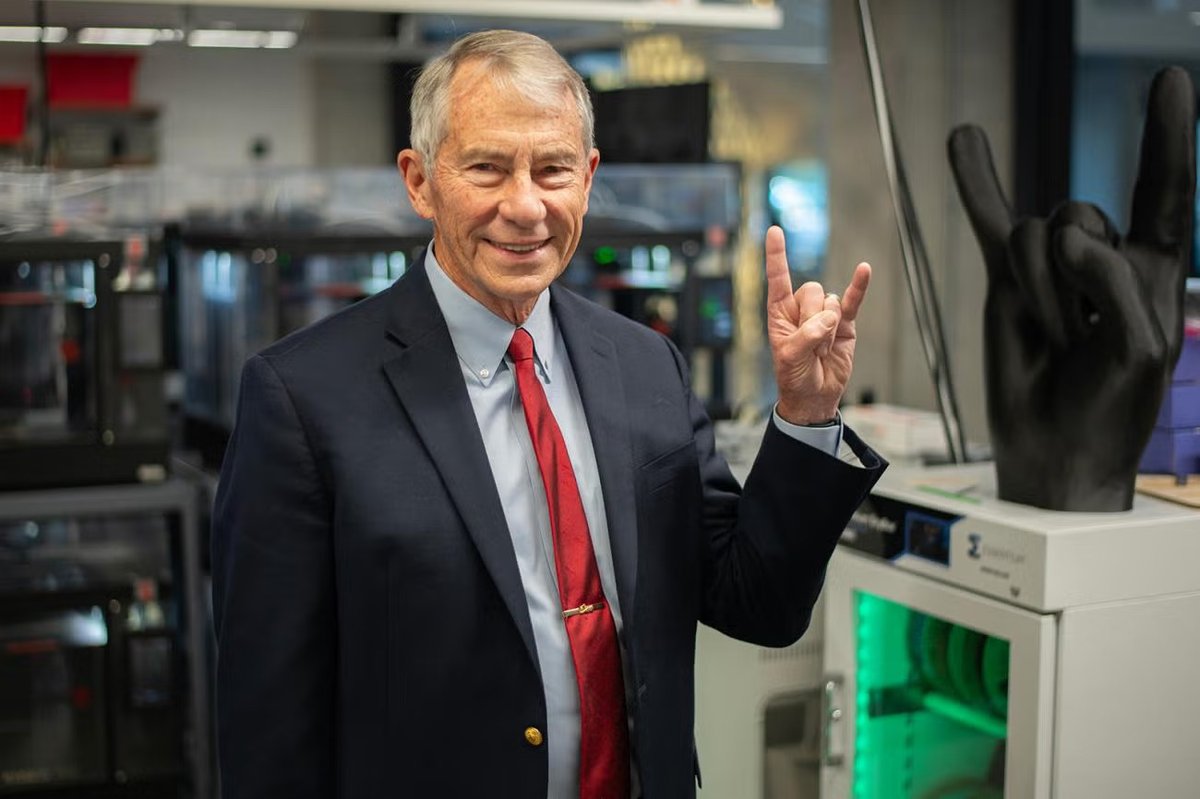 Mr_JCE's tweet image. 🤘🏽Hook ’em, Chuck! 🎓

At 78, Dr. Chuck Corley just became the oldest Ph.D. grad from UT’s Cockrell School of Engineering. 

A Vietnam vet turned tech exec, he says the key to success is simple: keep moving forward.🏃‍♂️ @cbsaustin 

#UTGrad #TexasEngineering #LifelongLearner