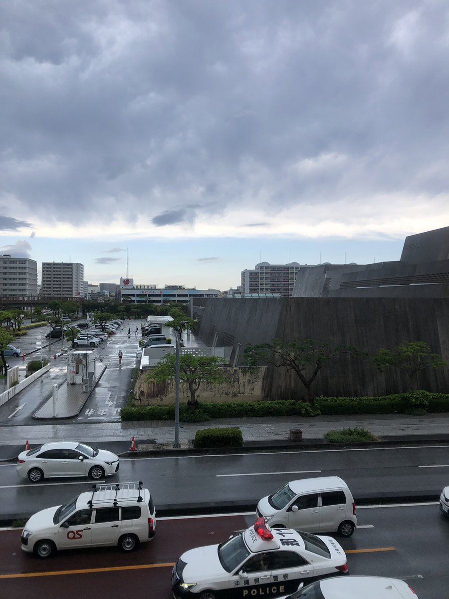 ついに･･･
ｷﾀ━━(*ﾟДﾟ*)━━‼️
沖縄梅雨入りしました〜😱😱
梅雨明けまでの約1ヶ月は偏頭痛との戦いが始まる〜⚡️( ･᷄ὢ･᷅ )⚡️

梅雨入り発表後の沖縄の空は雨雲と晴れ間がせめぎ合ってました😆😆😆︎💕︎︎💕︎

 #MtF #沖縄 #ストッキング #ヒール #梅雨入り