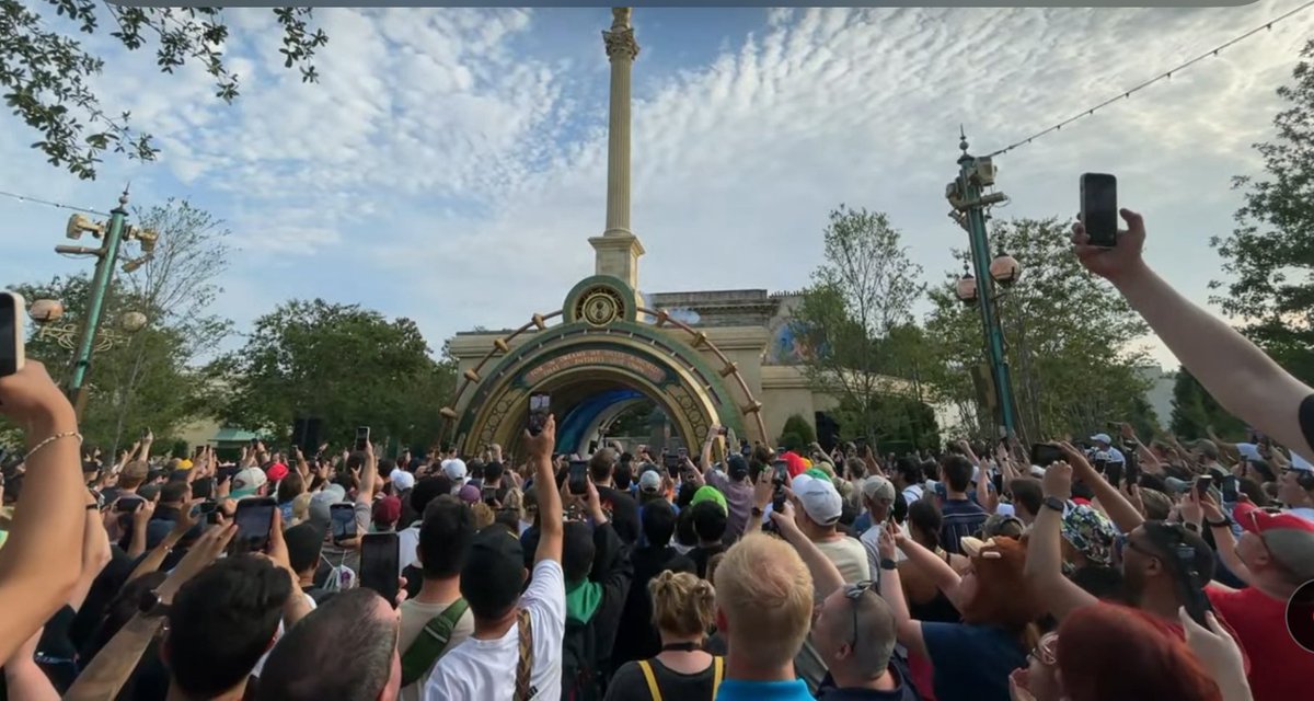 Not a phone in sight. Just people living in the moment.

#EpicUniverse