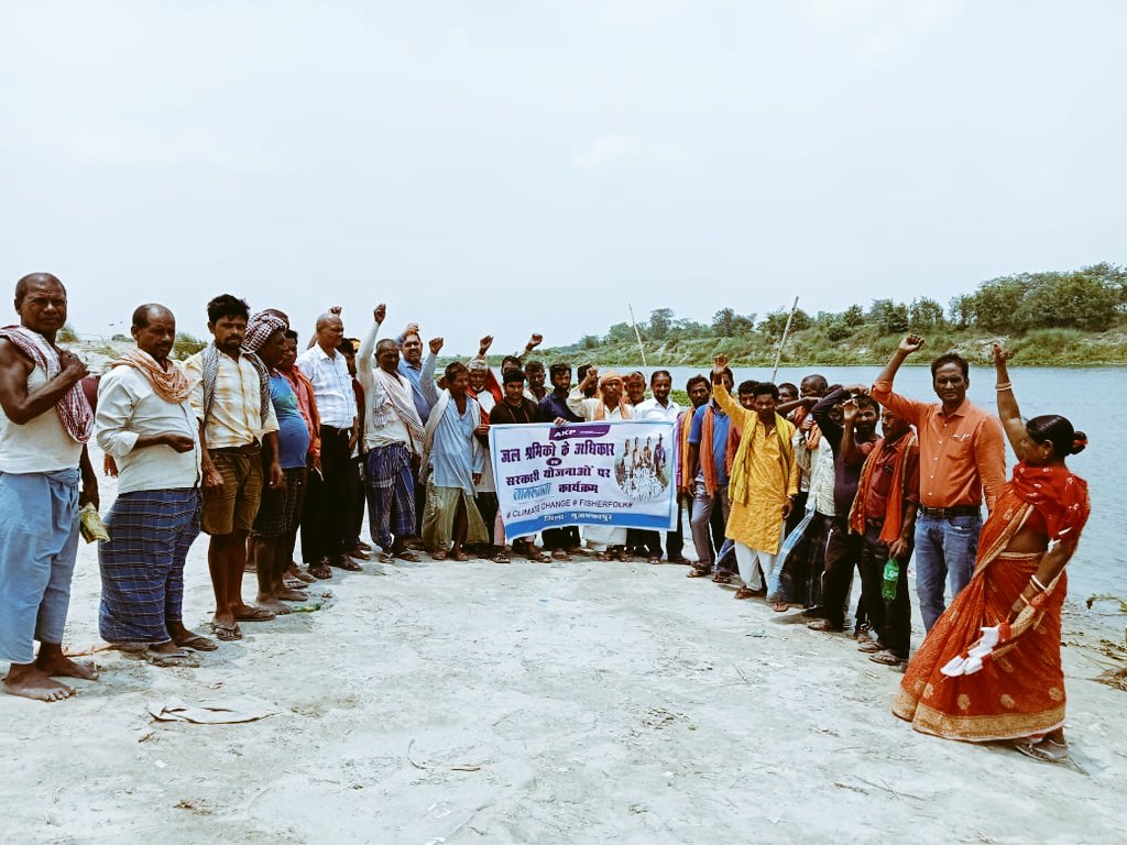 akpindia_'s tweet photo. Small-scale fish workers and traditional fisherfolk in #Muzaffarpur district, Bihar are facing growing challenges. They have limited access to resources and their livelihood is insecure. https://t.co/6F2VJjfXgW