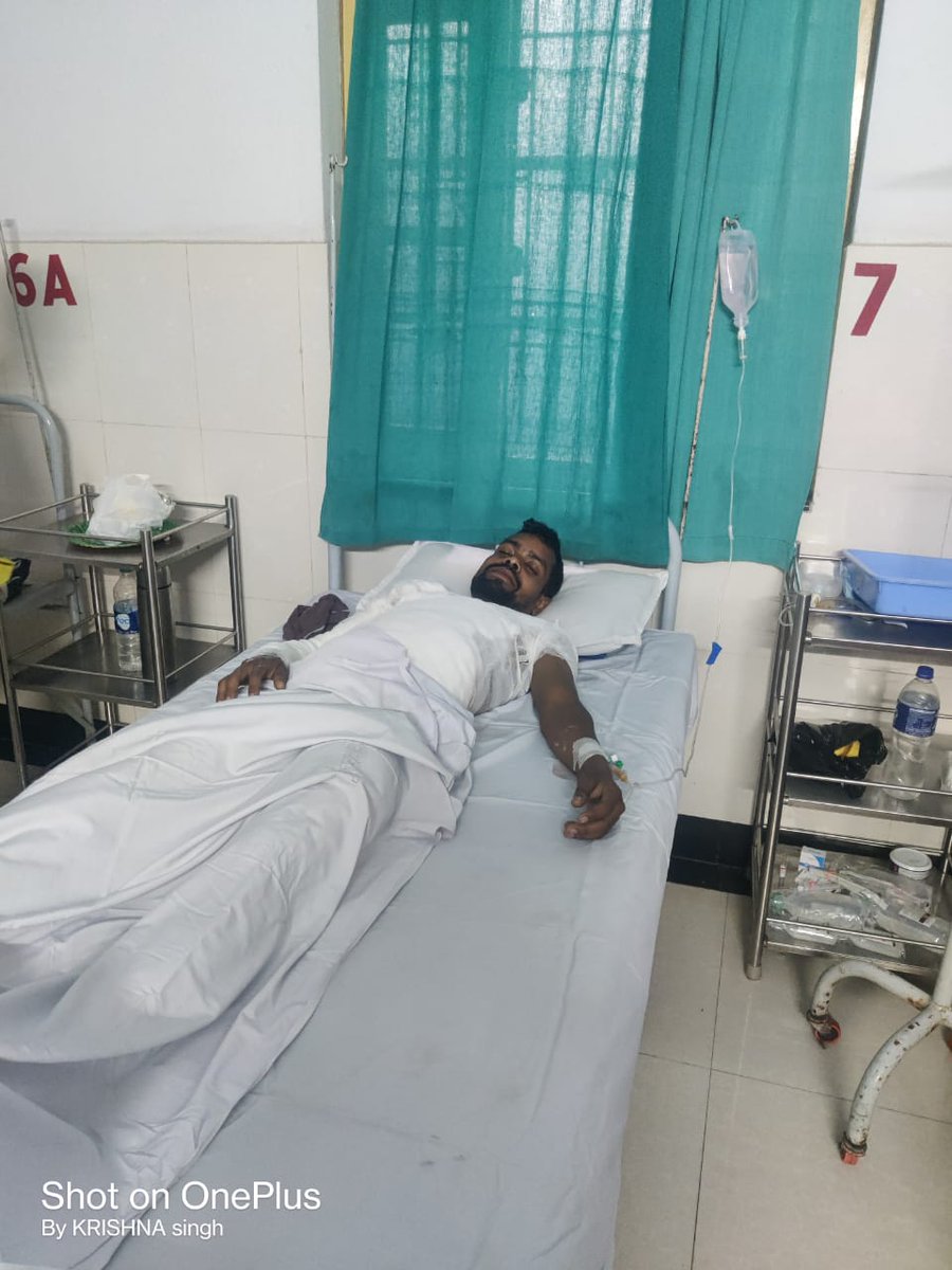 CGVOICE00777's tweet image. विद्युत संविदा कर्मियों के साथ सुरक्षा मानकों की अनदेखी करके कैसे उनकी जान को जोखिम में डाल कर काम लिया जाता है देखिये। उसके बाद उनके साथ होने वाली दुर्घटना के बाद कोई मुआवजा नहीं कोई अनुकम्पा नियुक्ति नहीं।

छत्तीसगढ़ के सरगुजा संभाग में विद्युत संविदा कर्मियों के साथ दो…