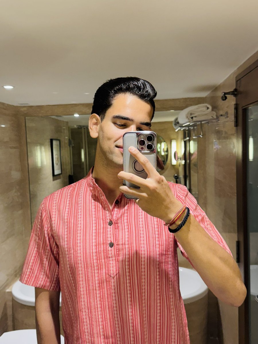 Just another day falling in love with my own reflection..!!❤️💫