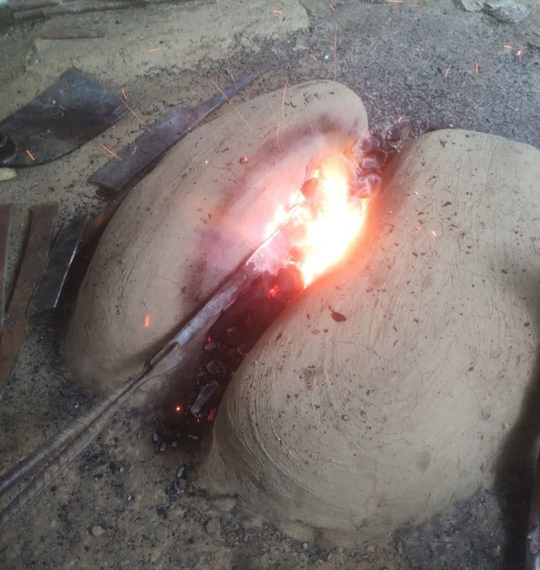 जस्तोसुकै बलियो कडा दरो फलामलाई पनि जलाएर नरम लुलो बनाउने चुल्हो ओई  😜🤣