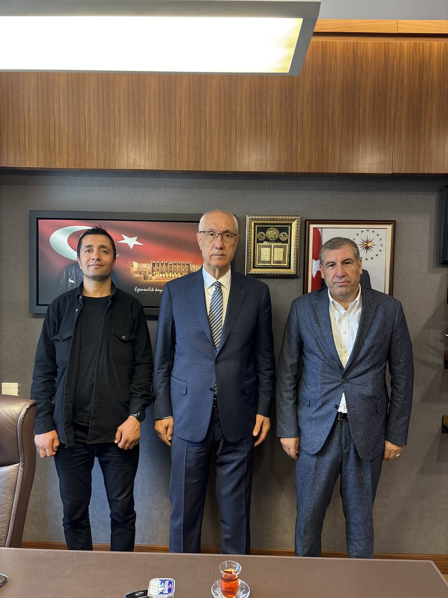 FeyziBerdibek1's tweet photo. 📍TBMM

Nazik ziyaretleri için değerli kardeşlerim Aydın ÇEÇEN, Yılmaz ARSLAN ve Fırat ARSLAN’a teşekkür eder, sağlık, sıhhat ve afiyet dilerim.
Sağ olsunlar… https://t.co/j0t0vAZqY8