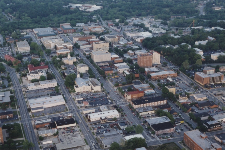 hargrettlibrary's tweet photo. An aerial view of @DowntownAthens and the @universityofga campus, circa the mid-1990s.
Photo from our archives.
#UGA
#TBT https://t.co/2h1AdiL5Zz