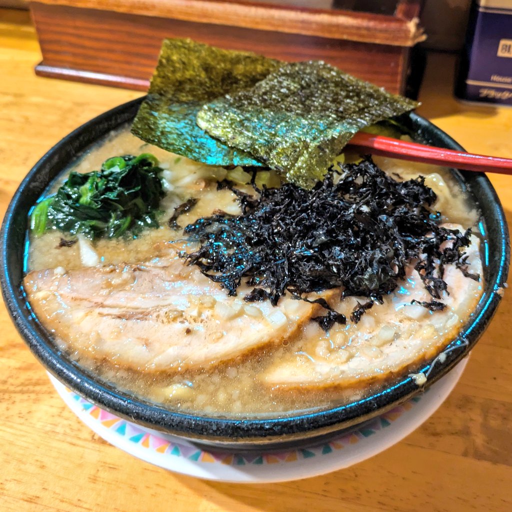 パワー軒！立川
『燕三条らーめん豚骨🔥』
燕三条の具材を豚骨スープで味わう贅沢。こってり豚骨がじんわりウマい🤤ごちそうさまでした🙏
なつかしの東中神男子とばったり遭遇！元気そうでよかった👍
#心地よいBGM
