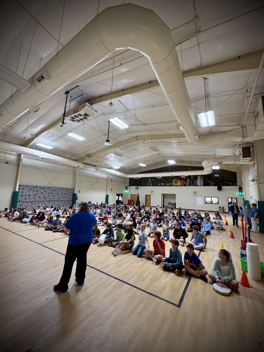 Specialist Teacher ⁦<a href="/MusicRNE/">RNEMusic</a>⁩ Katrina Scoggins leads the combined Fifth Grade Class last day of Soecials at Roswell North #rnegreatthings ⁦<a href="/FultonCoSchools/">FultonCountySchools</a>⁩ #peaceoutfifthgrade