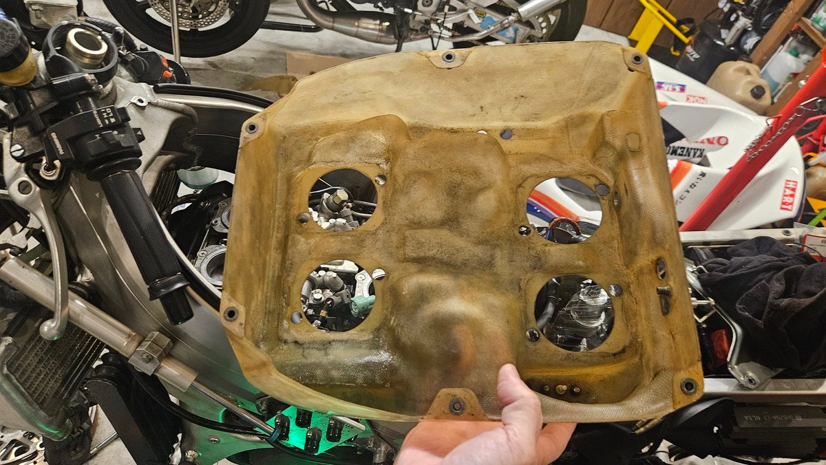 cait_____sith's tweet image. 45ちゃんのHRCラムエアボックス修理♪
お友達のプロフェッショナルが完璧に治してくれました✨

これで後はリアサスリンクだけ到着すれば出来上がれそう☺
#RC45
#才谷屋ファクトリーエイト