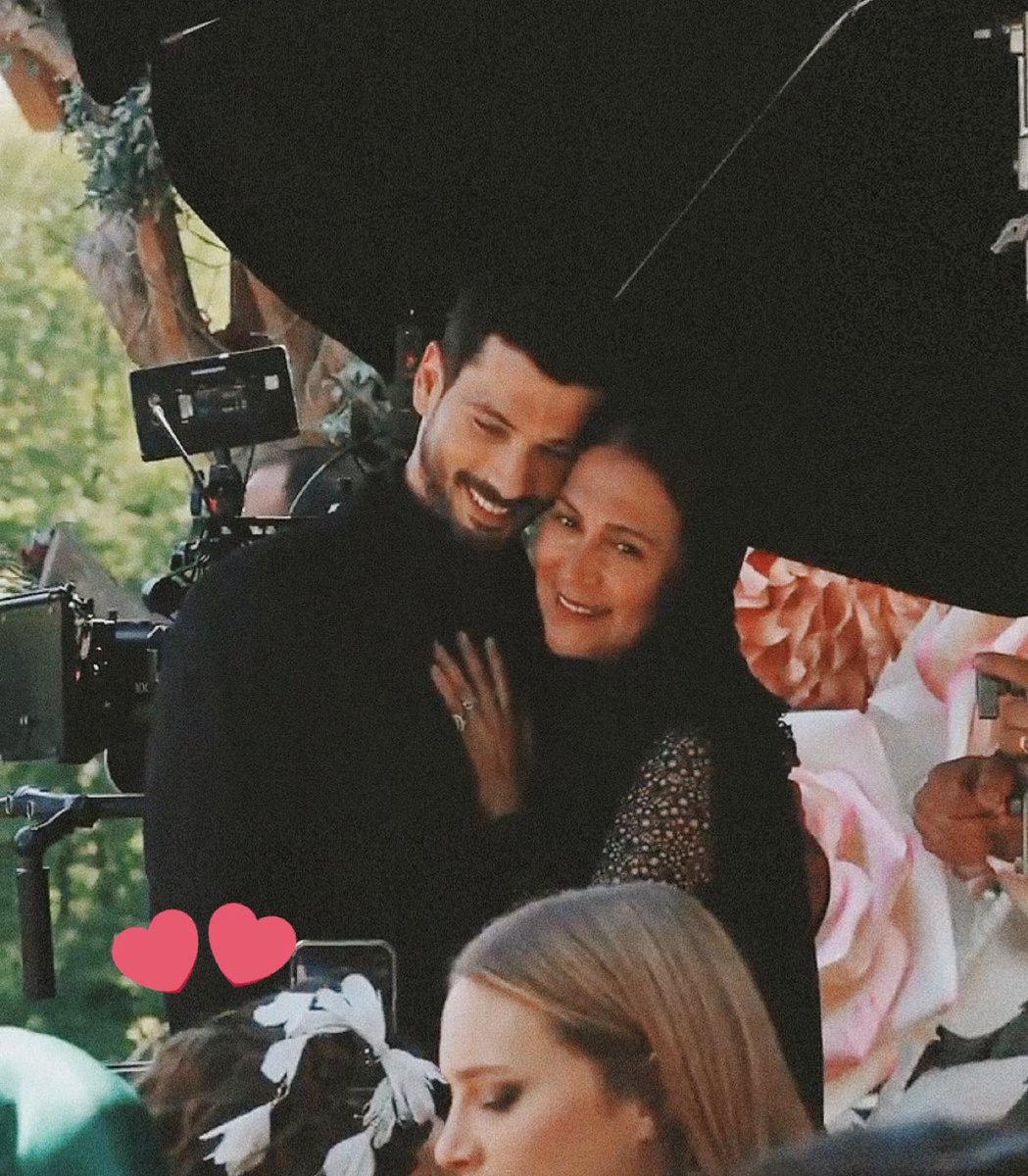 2442HalZey's tweet photo. Annesiyle kocasının fotoğrafını çeken koca yürekli Zeynep Leto 🫠 https://t.co/06knqVYT3W