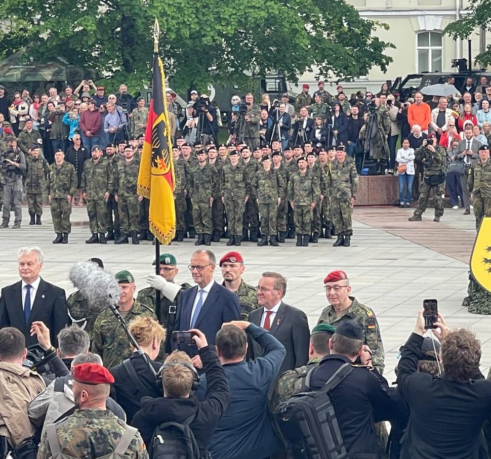 Chancellor Merz and Defence Minister #Pistorius attended the activation ceremony for #Bundeswehr 45 Armoured Brigade in Vilnius today. The brigade will be permanently stationed in Lithuania and will be fully operational by 2027, with 4,800 soldiers and 200 civilian employees. 1/2