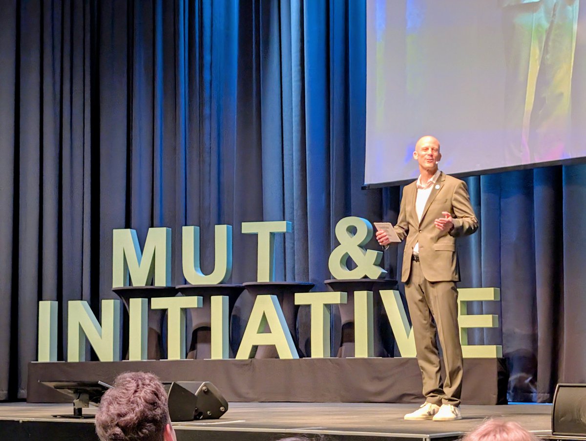 styriamed's tweet image. #austrianhealthforum sehr gut besucht, der Saal zum Bersten voll, soeben gestartet. Mut &amp;amp; Initiative als keywords. Wer macht den Job, fragt #ahf Gründer Mag. Ch Hörhahn.