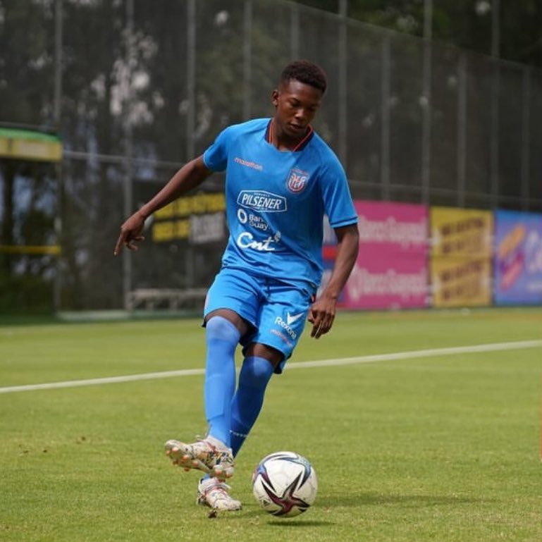 𝙏𝙃𝙀 𝙀𝘾𝙐𝘼𝘿𝙊𝙍𝙄𝘼𝙉 𝙊𝙐𝙎𝙈𝘼𝙉𝙀 𝘿𝙀𝙈𝘽𝙀𝙇𝙀 • 🇪🇨 𝙅𝙤𝙝𝙖𝙣 𝙈𝙖𝙧𝙩𝙞𝙣𝙚𝙯 (𝟭𝟱𝙮) 🕺🏽✨

♟ Position: LW
↕ Height: -
👣 Foot: Right
🛡 Club: Ind. del Valle

𝗦𝘁𝗿𝗲𝗻𝗴𝗵𝘁𝘀:
He’s a very talented left winger and one of the top prospects from the IDV talent