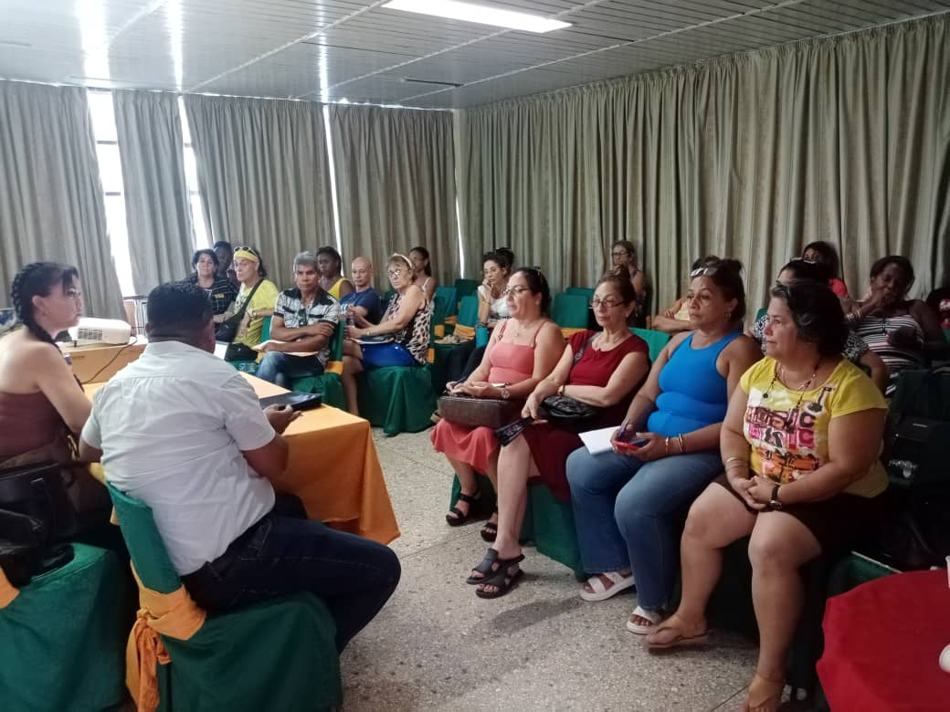 Hemos iniciado el evento de capacitación con la presencia del Director de la Empresa Capital y el Especialista de SST de Biocubafarma

Participan Directivos de la UEBMM de Villa Clara, Especialistas de  todas las UEB y la Oficina Central
#EMCOMED #Cuba #Capacitación