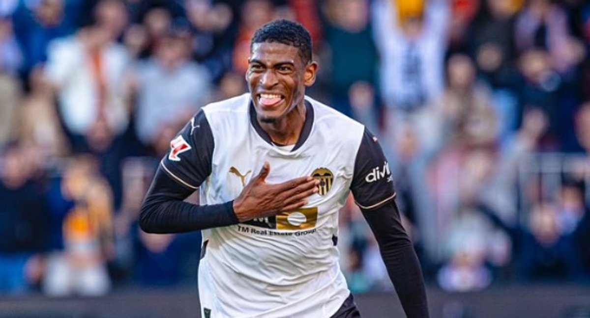 Parece que los Toros Rojos van a ir con todo a por 🇪🇦 Cristhian Mosquera 🧐
El club sabe que tiene que reforzar la zaga y el central del Valencia gusta mucho. Su fichaje rondaría los 25 millones de Euros 💰 
#Bundesliga #Fichajes #RBL