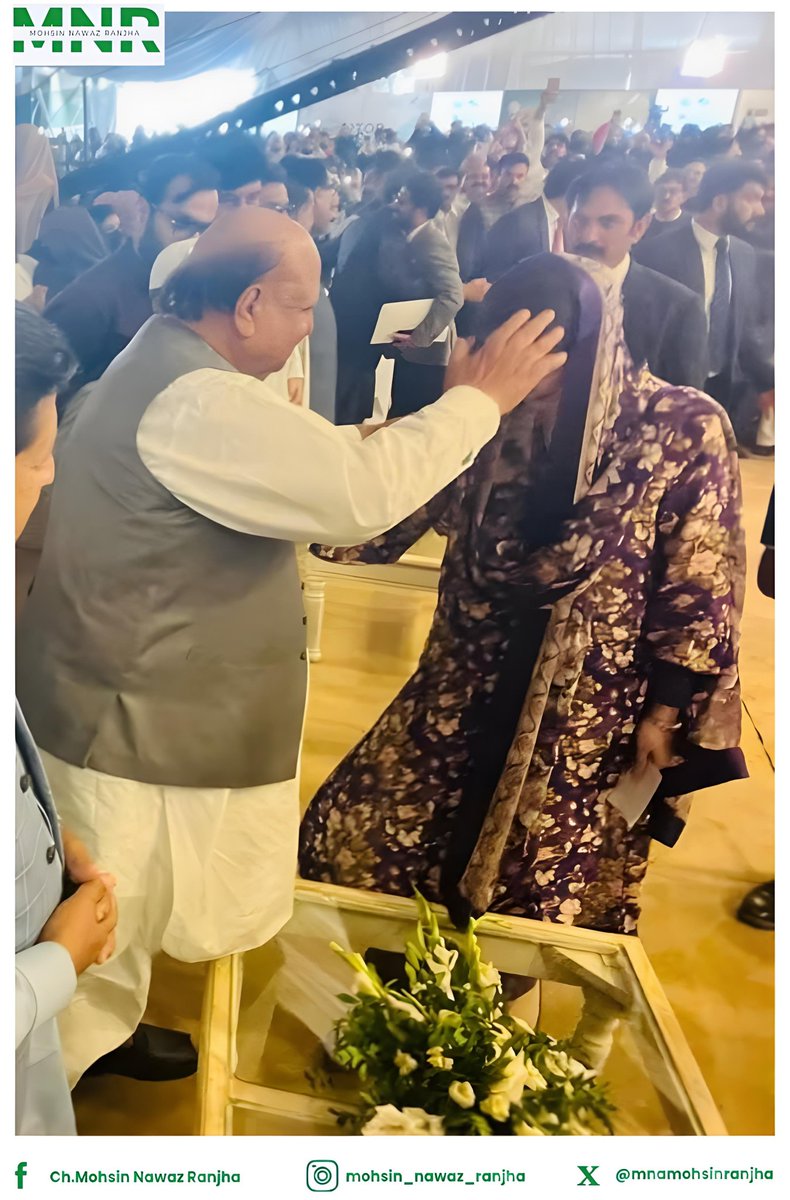 یہ تصویر اُس عظیم تربیت کا عکس ہے جو قائد میاں محمد نواز شریف نے اپنی صاحبزادی مریم نواز شریف کو دی—بڑوں کا ادب، وفادار ساتھیوں کی قدر، اور عاجزی و انکساری۔

وزیراعلیٰ پنجاب محترمہ مریم نواز شریف نے ہمیشہ کی طرح آج بھی میرے والد محترم، حاجی شاہنواز رانجھا صاحب سے محبت و عقیدت کا