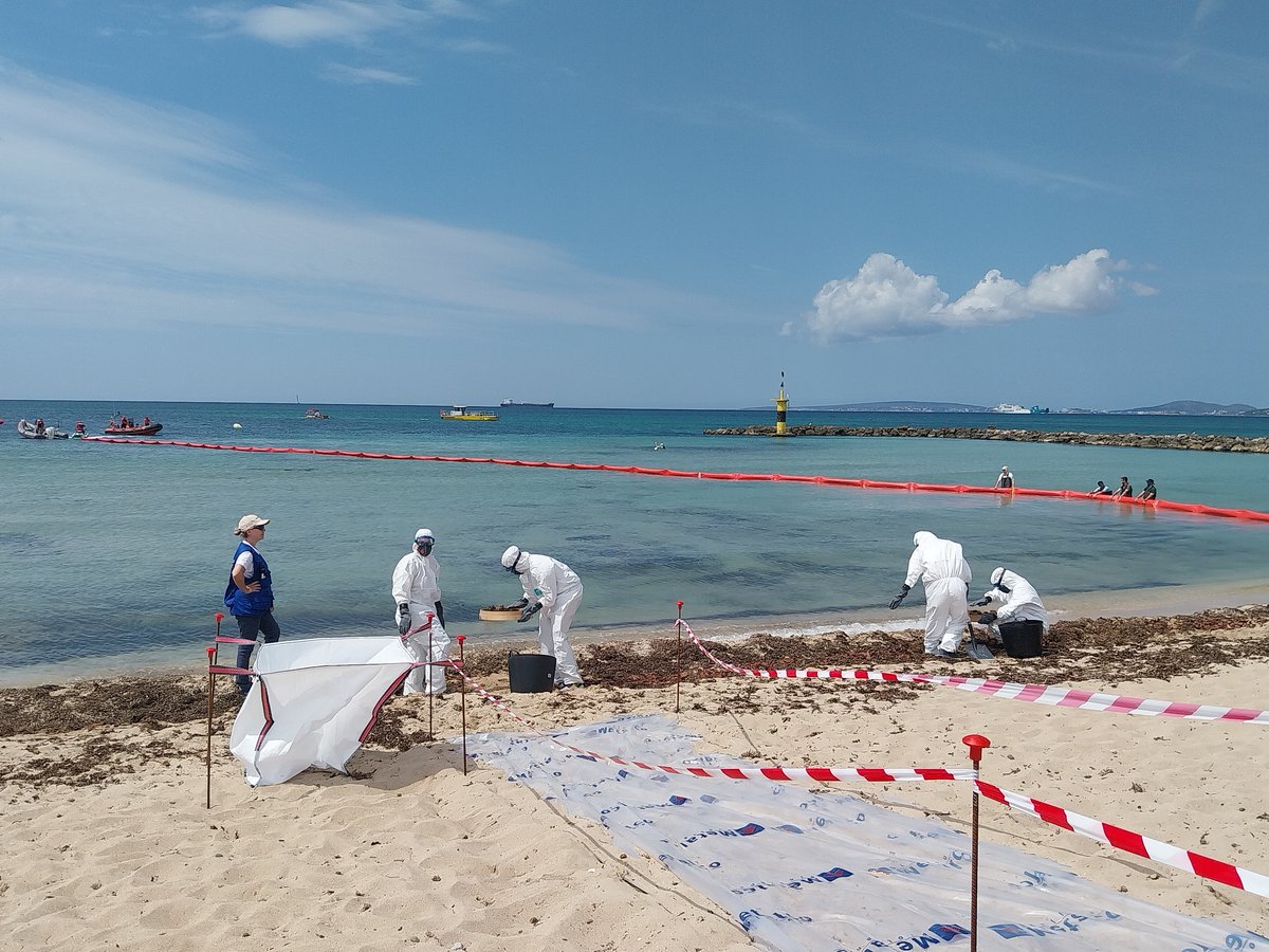 DelegGobIlles's tweet photo. Gran exemple de col·laboració en el simulacre contra la contaminació marina organitzat aquest dijous a Ciutat Jardí per @mitecogob, en col·laboració amb @Emergencies_112 @ajuntpalma @PortsdeBalears Capitania Marítima @salvamentogob @guardiacivil i @CruzRojaEsp
#PlanRibera https://t.co/OMlvChJ5Bm
