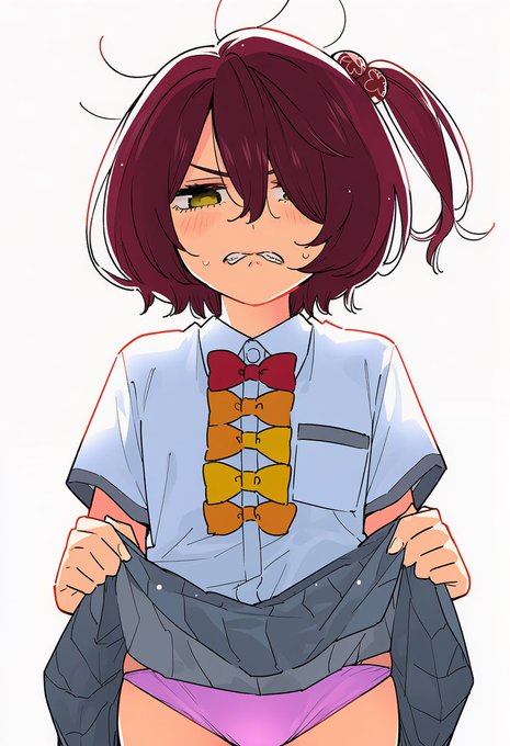 嫌な顔しながら見せる小鞠ちゃん 