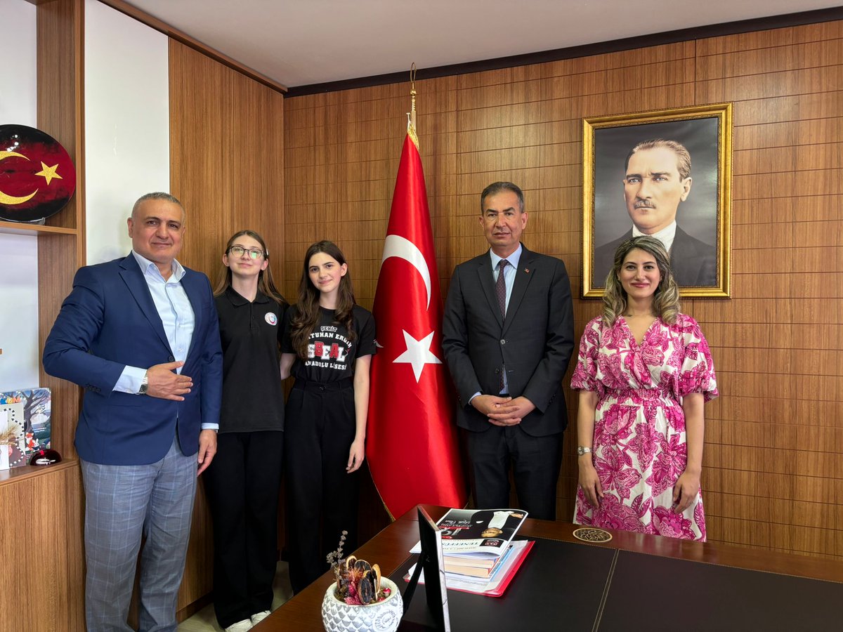 Şehit Batuhan Ergin Anadolu Lisesi (@sbeal_2017) on Twitter photo Türk Dili ve Edebiyatı öğretmenimiz Nazan Çiftçi ve öğrencilerimizin hazırlamış olduğu okul gazetemiz "Teneffüs"ün 3. sayısını İlçe Milli Eğitim Müdürümüz Zekeriya Artar'a takdim ettik. Emeği geçen öğretmen ve öğrencilerimize teşekkür ederiz.<a href="/istanbulilmem/">İstanbul İl Millî Eğitim Müdürlüğü</a> <a href="/tcmeb/">Millî Eğitim Bakanlığı</a> <a href="/BuyukcekmeceMem/">Büyükçekmece İlçe Millî Eğitim Müdürlüğü</a> Türk Dili ve Edebiyatı öğretmenimiz Nazan Çiftçi ve öğrencilerimizin hazırlamış olduğu okul gazetemiz "Teneffüs"ün 3. sayısını İlçe Milli Eğitim Müdürümüz Zekeriya Artar'a takdim ettik. Emeği geçen öğretmen ve öğrencilerimize teşekkür ederiz.<a href="/istanbulilmem/">İstanbul İl Millî Eğitim Müdürlüğü</a> <a href="/tcmeb/">Millî Eğitim Bakanlığı</a> <a href="/BuyukcekmeceMem/">Büyükçekmece İlçe Millî Eğitim Müdürlüğü</a>