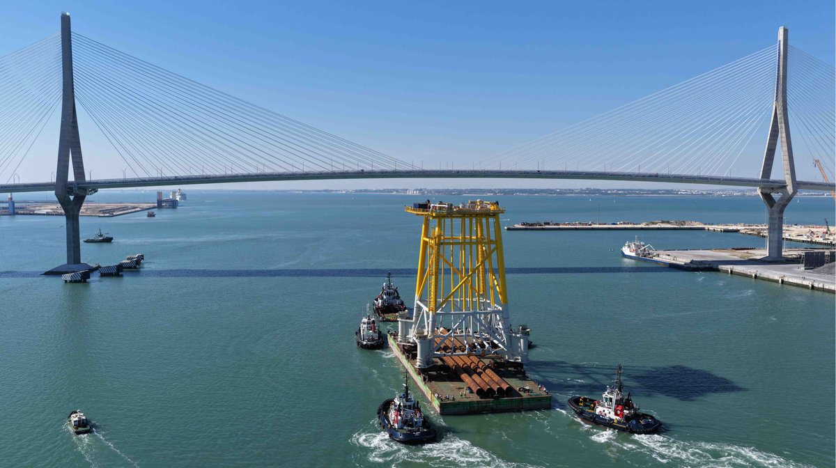 NSeanergies's tweet image. 🚢@NSeanergies entrega la segunda jacket de subestación para #OceanWinds desde el astillero de Puerto Real rumbo a Dieppe Le Tréport 🇫🇷

🔧Estructura de 54 m y 1.900 toneladas, 100% construida en #España

🌍Avanzamos en eólica marina con 62 jackets más en desarrollo