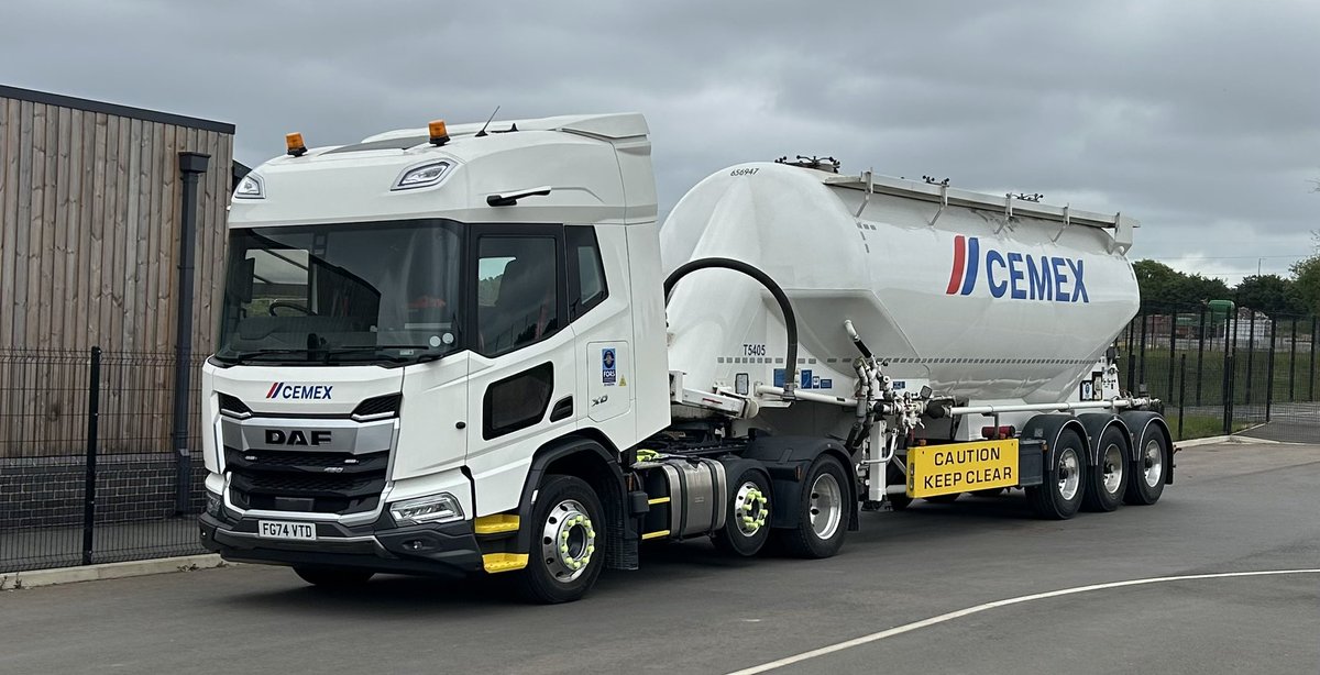 A successful road safety education visit to the Griffin Primary School in Rugby this morning using <a href="/CEMEX_UK/">CEMEX UK</a>  <a href="/DAFTrucksUK/">DAF Trucks UK 🇬🇧</a> XD tractor unit and Feldbinder tanker, engaging with around 90 children, thanks to Fayanne Smith &amp; Tracy Booker for their help.