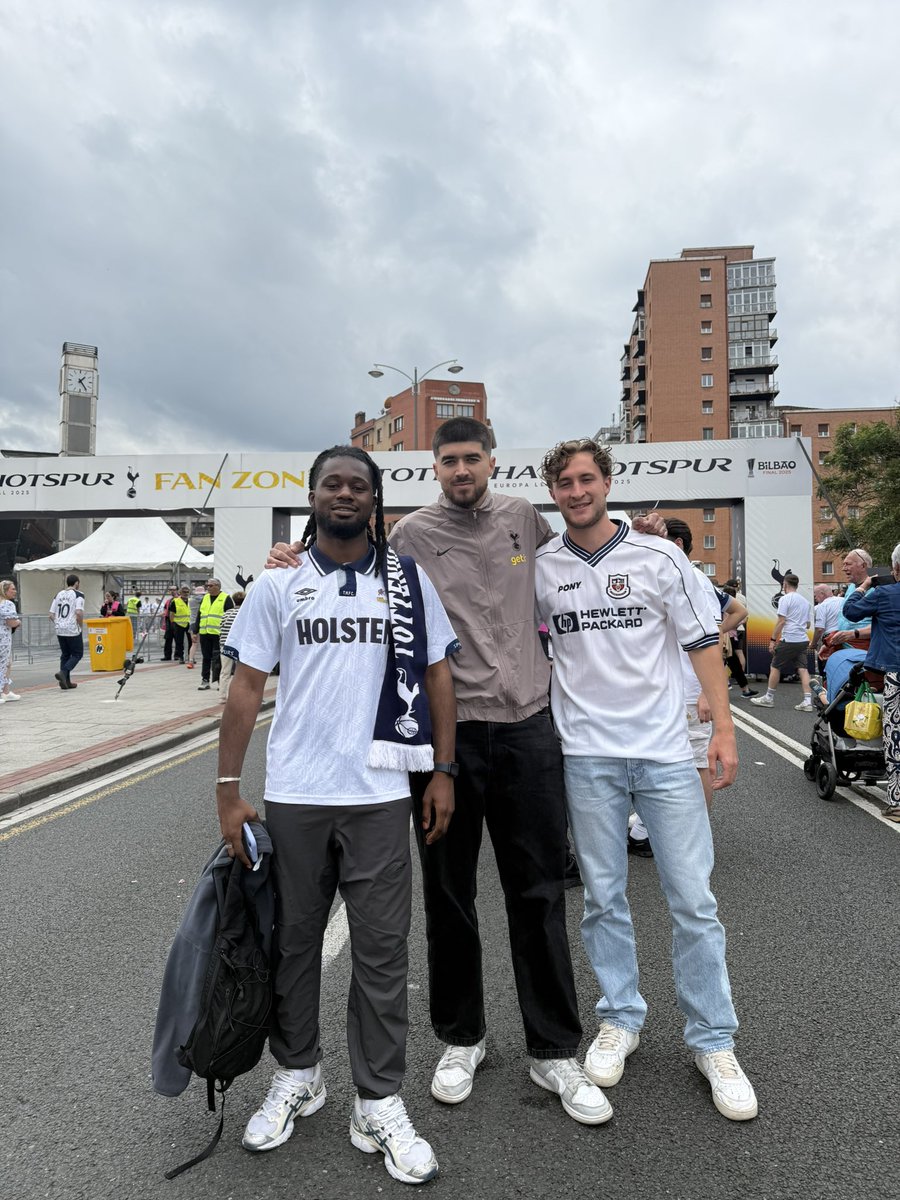 oded3k's tweet image. Fier d’avoir réalisé mon rêve, voir mon équipe soulevé un trophée 🙏🏾  #COYS